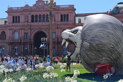 Público llegando a la zona de Casa Rosada el dia de la asuncion presidencial de Javier Milei. 10/12/23