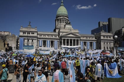 Público llegando a la zona de Congreso el dia de la asuncion presidencial de Javier Milei. 10/12/23