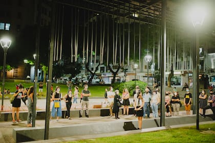 Público y actores para vivir la experiencia Aletta Jacobs, pionera, en Plaza Houssay