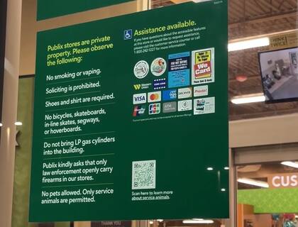 Publix colocó avisos solicitando que solo los agentes del orden porten armamento de forma visible en sus instalaciones