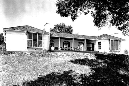 La casa que el arquitecto Wurster construyó para la abuela de Butler en 1935, a casi 100km de San Francisco. (Archivo personal de Lewis Butler).