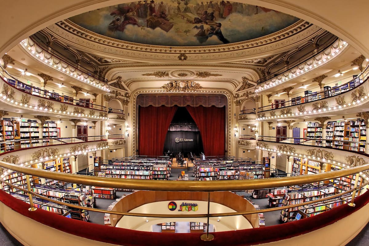 Pudo haberse transformado en un garaje o en un templo de la Iglesia Universal, pero hace 20 años el emblemático teatro y cine de la avenida Santa Fe al 1800 se convertía en una de la librerías más valoradas del mundo: El Ateneo Grand Splendid. El director del grupo que lo puso en valor habla de aque