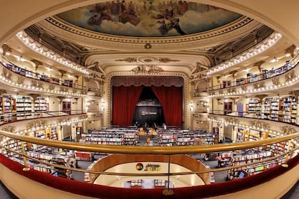 Pudo haberse transformado en un garaje o en un templo de la Iglesia Universal, pero hace 20 años el emblemático teatro y cine de la avenida Santa Fe al 1800 se convertía en una de la librerías más valoradas del mundo: El Ateneo Grand Splendid. El director del grupo que lo puso en valor habla de aque