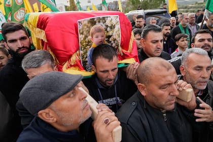 Pueblo en el sur de Líbano entierra a un niño y su padre muertos en ataque de dron israelí
