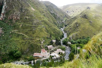 Pueblo Escondido, a los pies del Cerro Áspero