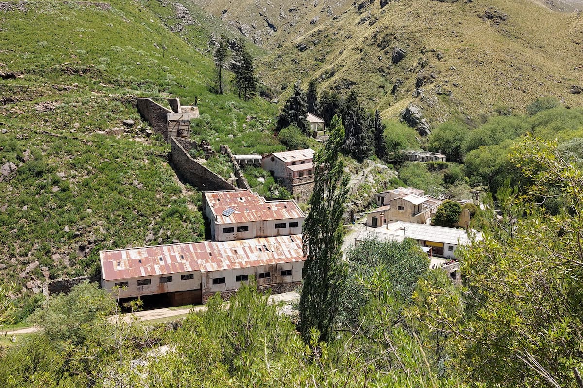 Las construcciones de Cerro Áspero no se ven desde la ruta.