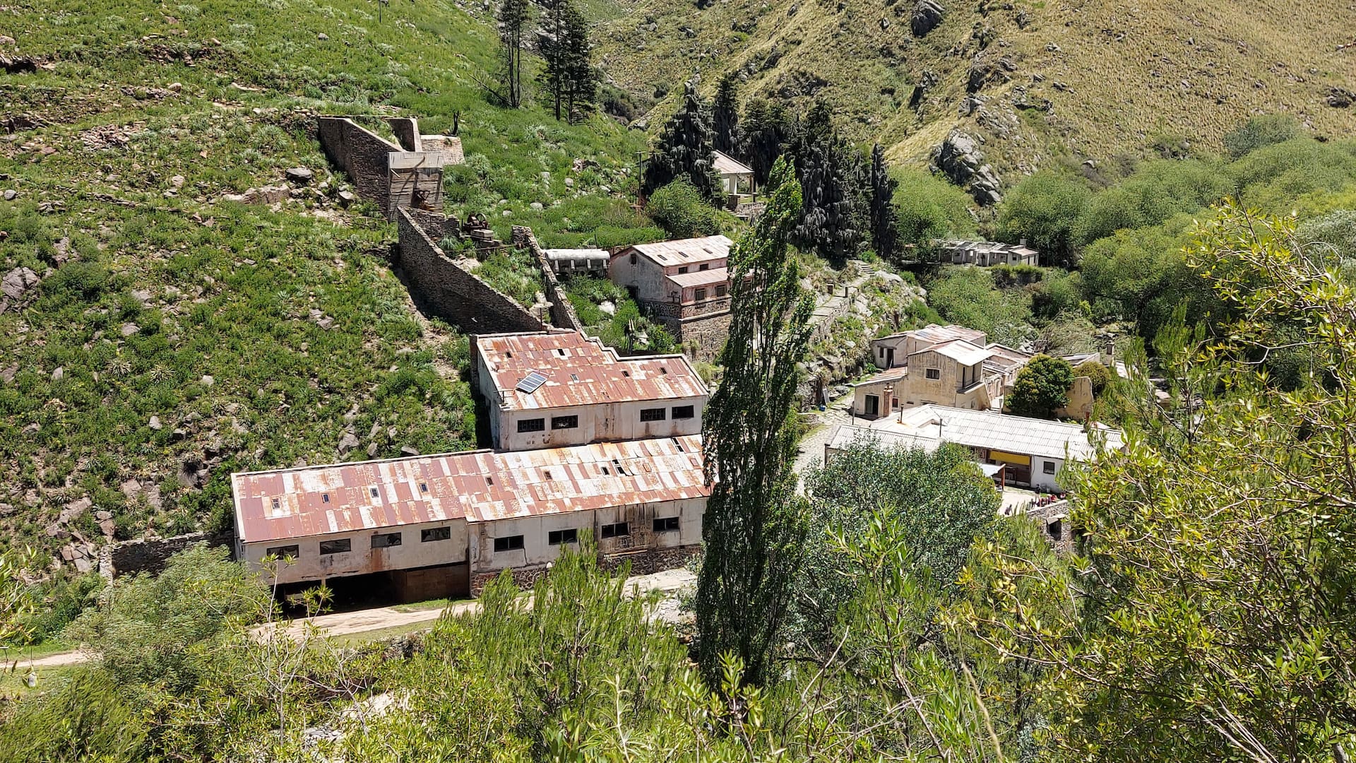 Las construcciones de Cerro Áspero no se ven desde la ruta.