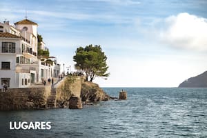 Pueblos blancos sobre acantilados y frente al mar, la postal de este magnífico litoral.