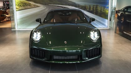 Puede acelerar de 0 a 100 km/h en 2,5 segundos —con el paquete Sport Chrono— y alcanza una velocidad máxima de 322 km/h