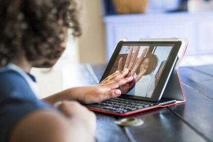 ¿Puede cumplir una niñera las mismas funciones si trabaja de manera virtual?