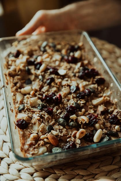Puede incluirse en varias comidas, como cereales, yogur, ensalada o snacks