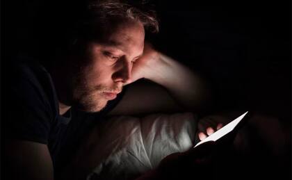 Puedes sufrir de irritación ocular si utilizas tu celular a una distancia corta