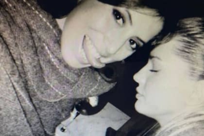"Puedo escuchar tu voz, tu risa, puedo sentir tu mirada, aún escucho tus pasos.
Siempre juntas mi ratón", escribió la China al cumplirse 8 meses de la muerte de su amiga. Crédito Instagram:
@sangrejaponesa
