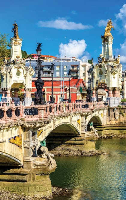 Puente de María Cristina, sobre el río Urumea, en Donostia.