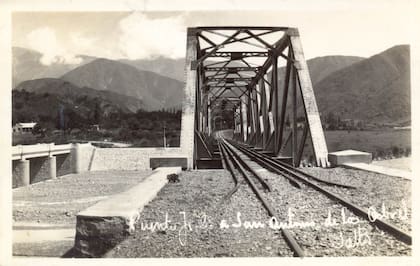 "Puente Jaula a San Antonio de los Cobres”, dice esta postal enviada desde Salta en 1939 (Colección Pezzimenti)