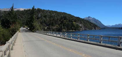 Puente lago Moreno