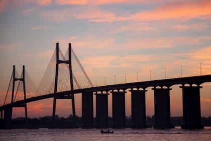 Puente “Nuestra Señora del Rosario" que une Rosario con Entre Ríos