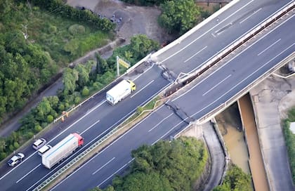 Puentes y autopistas quedaron destruidos, algunos fueron cerrados al tránsito