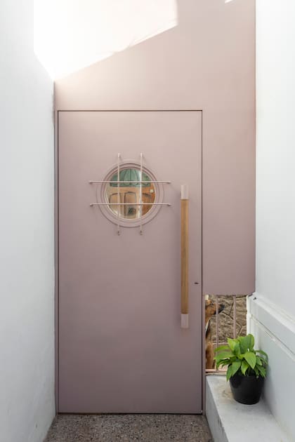 Puerta de acceso diseñada por el Estudio.
