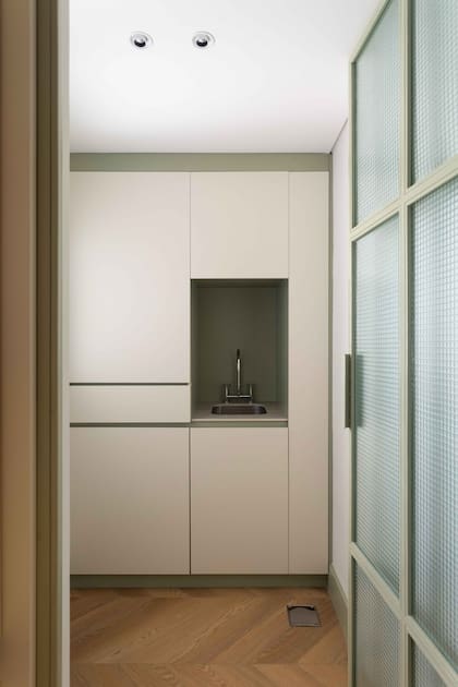 Puerta de vidrio (Moi Construcciones) que conecta la cocina hacia el lavadero.