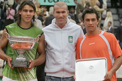 Puerta, durante la premiación de Roland Garros 2005, con Nadal y Zinedine Zidane.