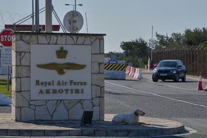 Puerta principal de la base de la Fuerza Aérea Británica Akrotiri, después de que fuera atacada por un dron, cerca de Limassol, Chipre, el 2 de marzo de 2026