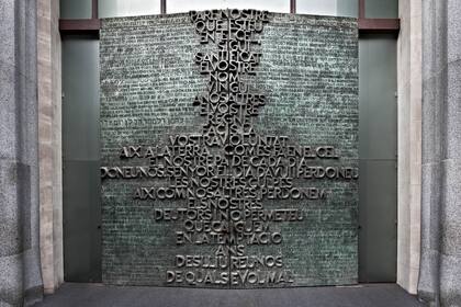 Puerta principal de la fachada de la Gloria de la Sagrada Familia, de bronce y con la inscripción del Padrenuestro. obra de Josep Maria Subirachs