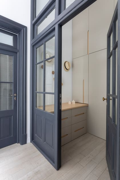 Puertas originales del PH, que restauraron y cambiaron de lugar. En el ingreso de la habitación está el vestidor.