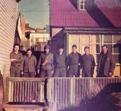 Puerto Argentino, Islas Malvinas, Junio de 1982. Centro fijo de comunicaciones del Ejercito Argentino. De izquierda a derecha: teniente primero Martínez, sargento ayudante Toro, soldado Meringer, soldado Corral, soldado Morganti, soldado Chevalier y teniente coronel Reveand. (Cortesía Mariana Morganti).