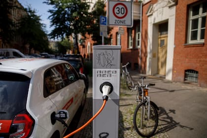 Puerto de carga en una calle de Berlín, donde los autos eléctricos funcionan desde hace algunos años