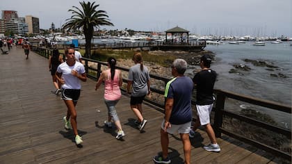 Entre el puerto de Punta del Este y La Mansa hay una pasarela en paralelo a la costa que se usa para caminar y correr
