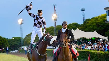 Puerto Escondido, con la monta del jockey Osvaldo Alderete, ganó hoy por cuatro cuerpos sobre Don Inc el Gran Premio Carlos Pellegrini, una prueba de Grupo I sobre 2.400 metros corrida en el l hipódromo de San Isidro