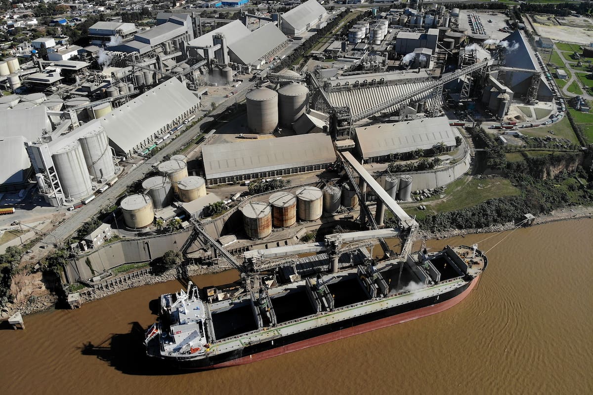 Puerto exportador sobre el río Paraná