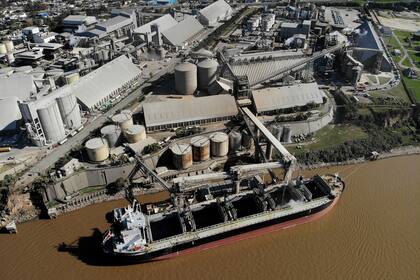 Puerto exportador sobre el río Paraná