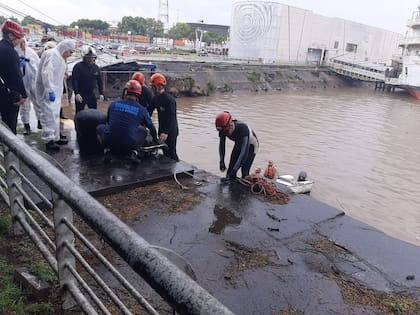 Agentes de Prefectura rescataron el cuerpo de la víctima el sábado por la tarde