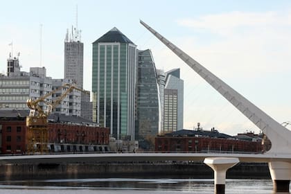 "Zona moderna y exclusiva ubicada junto al río", dice el chat GPT sobre Puerto Madero, el barrio más nuevo de la ciudad