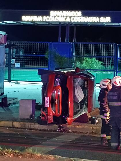 Puerto Madero: perdió el control del auto frente a la reserva ecológica, chocó contra un poste y volcó