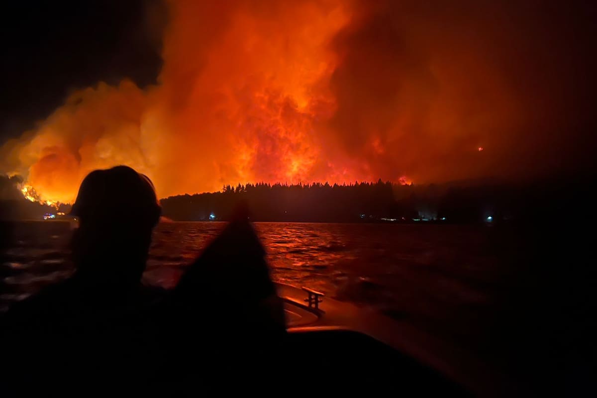 Puerto Patriada anoche, visto desde el lago Epuyén.