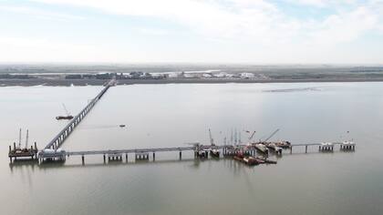 Puerto Rosales recibe alrededor de 360.000 barriles diarios de Vaca Muerta, de los cuales destina 160.000 al mercado interno