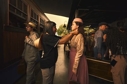 Puesta a punto de Catherine Rodríguez, diseñadora de vestuario de Cien años de soledad, en una escena en la estación de tren