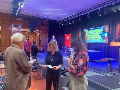 Puesta a punto del acto de mañana en el Instituto Cervantes