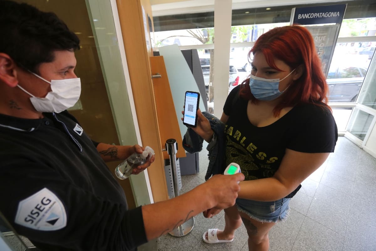 Puesto de control y pedido del pase sanitario en Mar del Plata, en la provincia de Buenos Aires