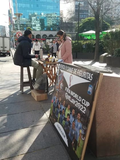 Puesto de venta y canje de figuritas del mundial en la plaza Juan Pedro Fabini, en la avenida 18 de julio, Montevideo. 6 de septiembre de 2022.