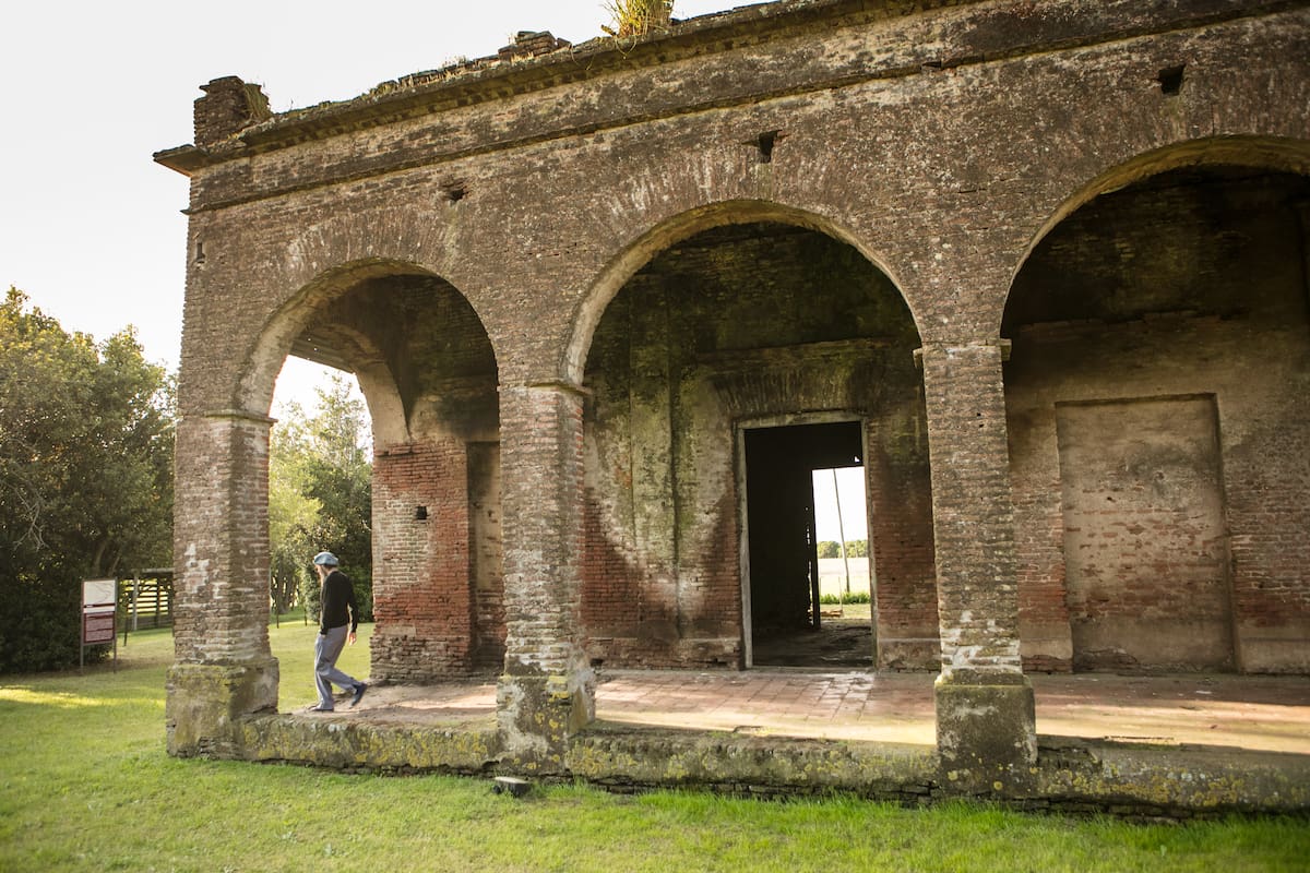 Santiago, ex puestero de estancia y dueño del boliche de Paraje Juancho y su esposa.