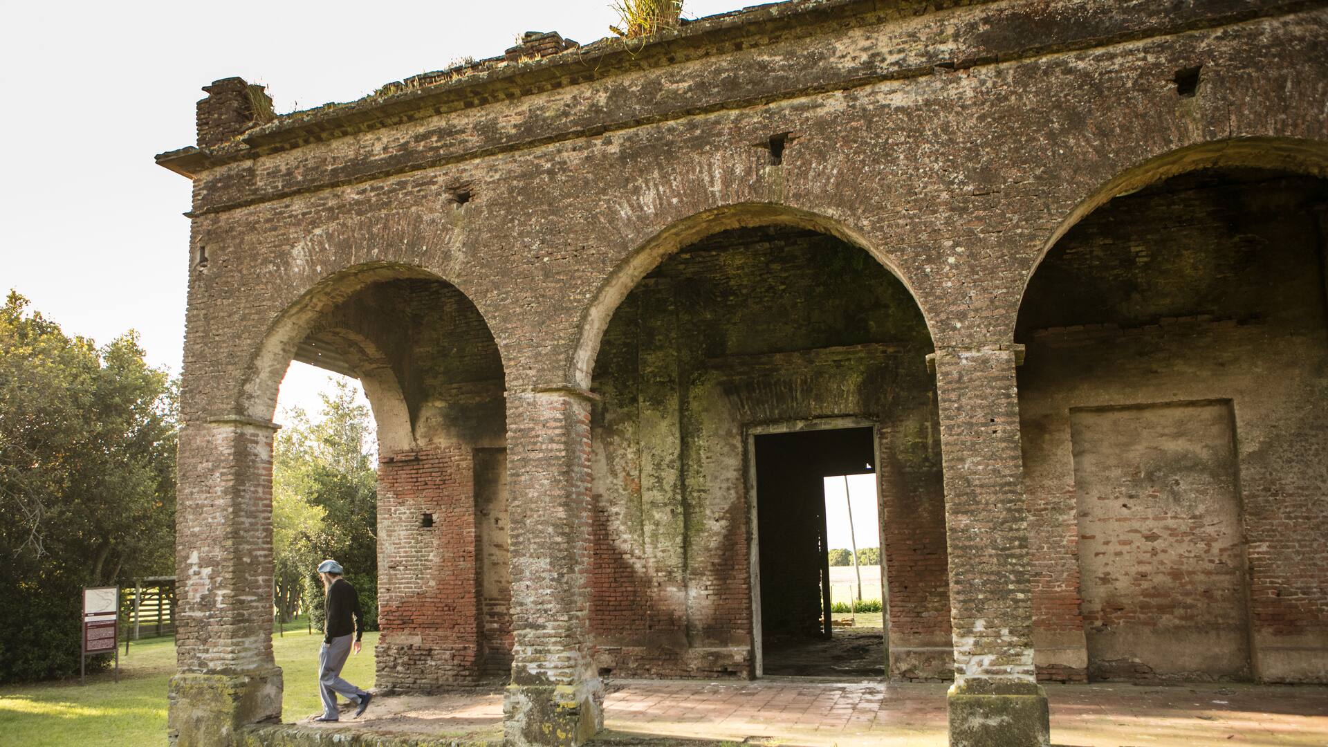 Santiago, ex puestero de estancia y dueño del boliche de Paraje Juancho y su esposa.