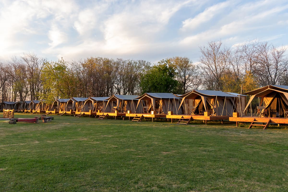 Puesto Viejo en versión glamping, las carpas listas para recibir a todo confort.