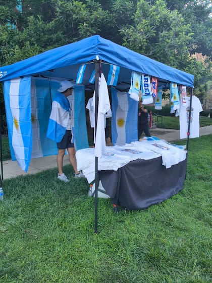 Puestos con merchandising de la selección argentina en el banderazo de hinchas en Kansas City (Crédito: Matías Boela)