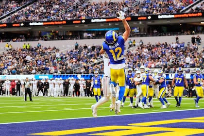 Puka Nacua (12), wide receiver de los Rams de Los Ángeles, atrapa un pase de touchdown mientras tien