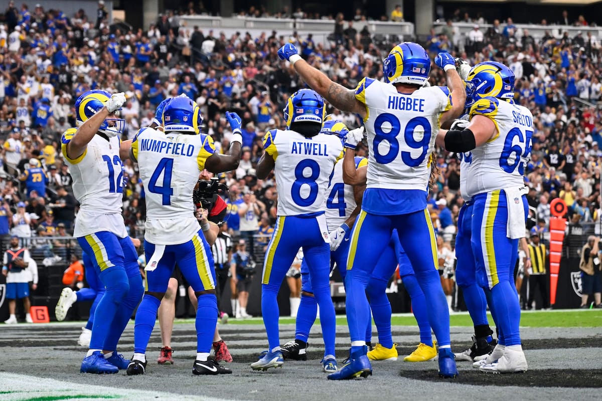 Puka Nacua, extrema izquierda, receptor de los Rams, celebra con sus compañeros después de anotar un