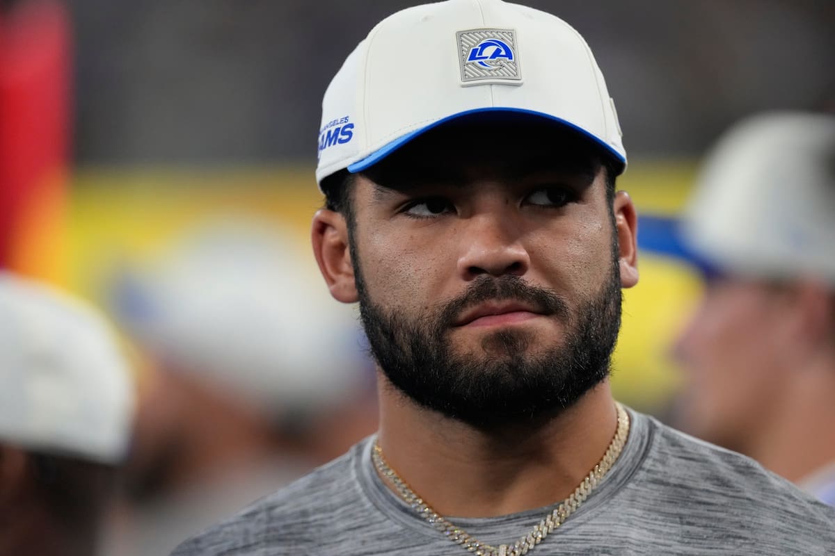 Puka Nacua, receptor de los Rams de Los Angeles, observa desde la banda durante la segunda mitad del
